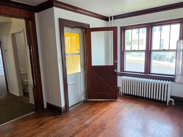 2104 W 4th St APT 1, Duluth, MN 55806