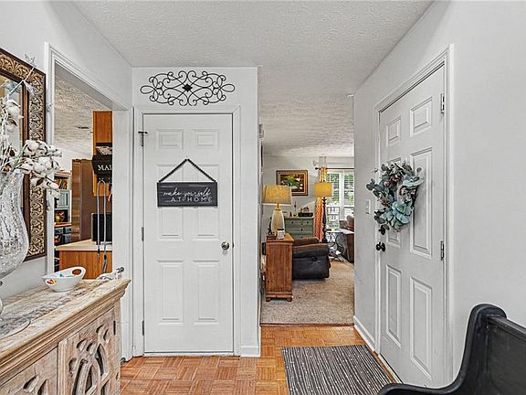 3rd image of 219 Toulouse St