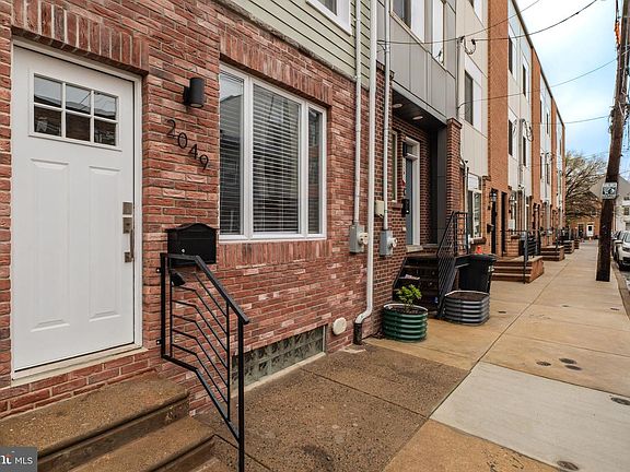 3rd image of 2049 E Letterly St