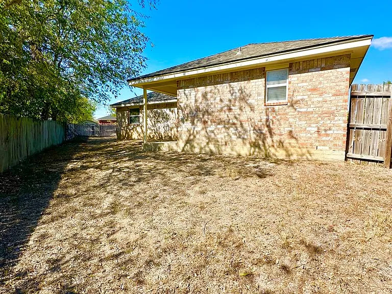 2315 Windy Cir — Photo 17