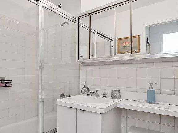 4th image of 435 E 65th St APT 4G
