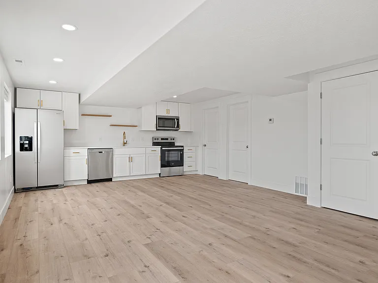 1522 W Russo Dr #BASEMENT — Photo 3