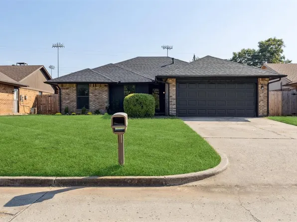 9832 Crest Dr, Midwest City, OK 73130