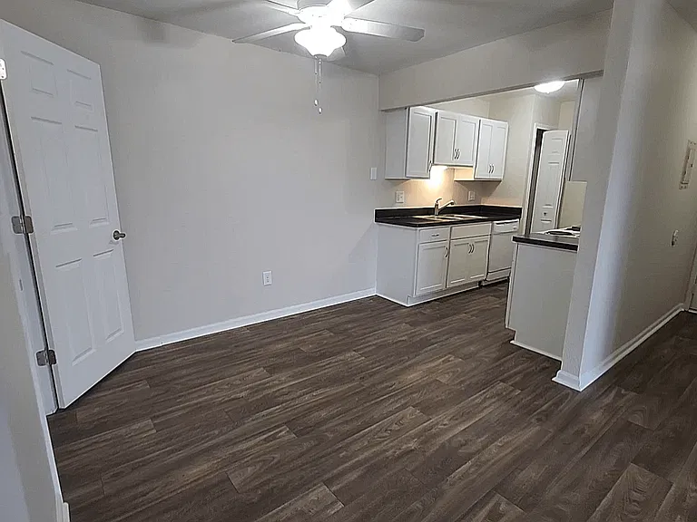 Three Oaks Apartments — Photo 32