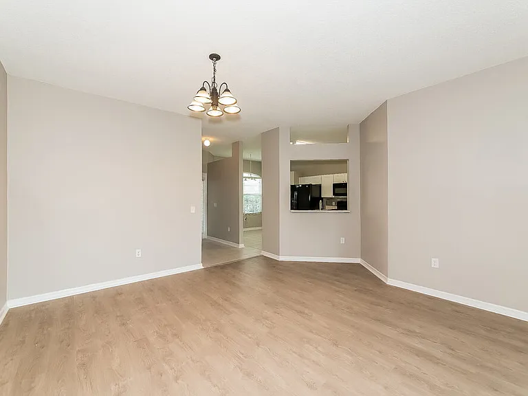 944 Springwood Cir — Photo 4