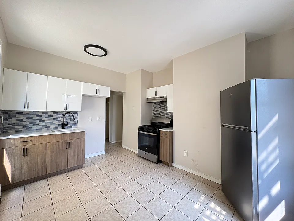 137 Wilkinson Ave #3R
