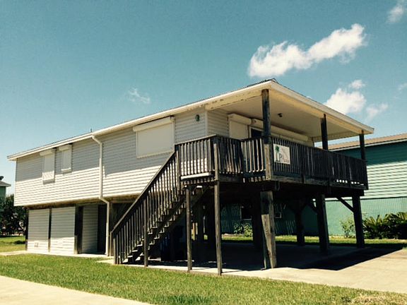 3rd image of 635 Pelican Cir