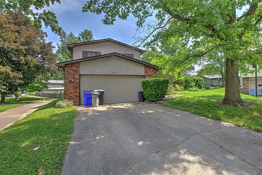 2348 Longwood Pl photo 1