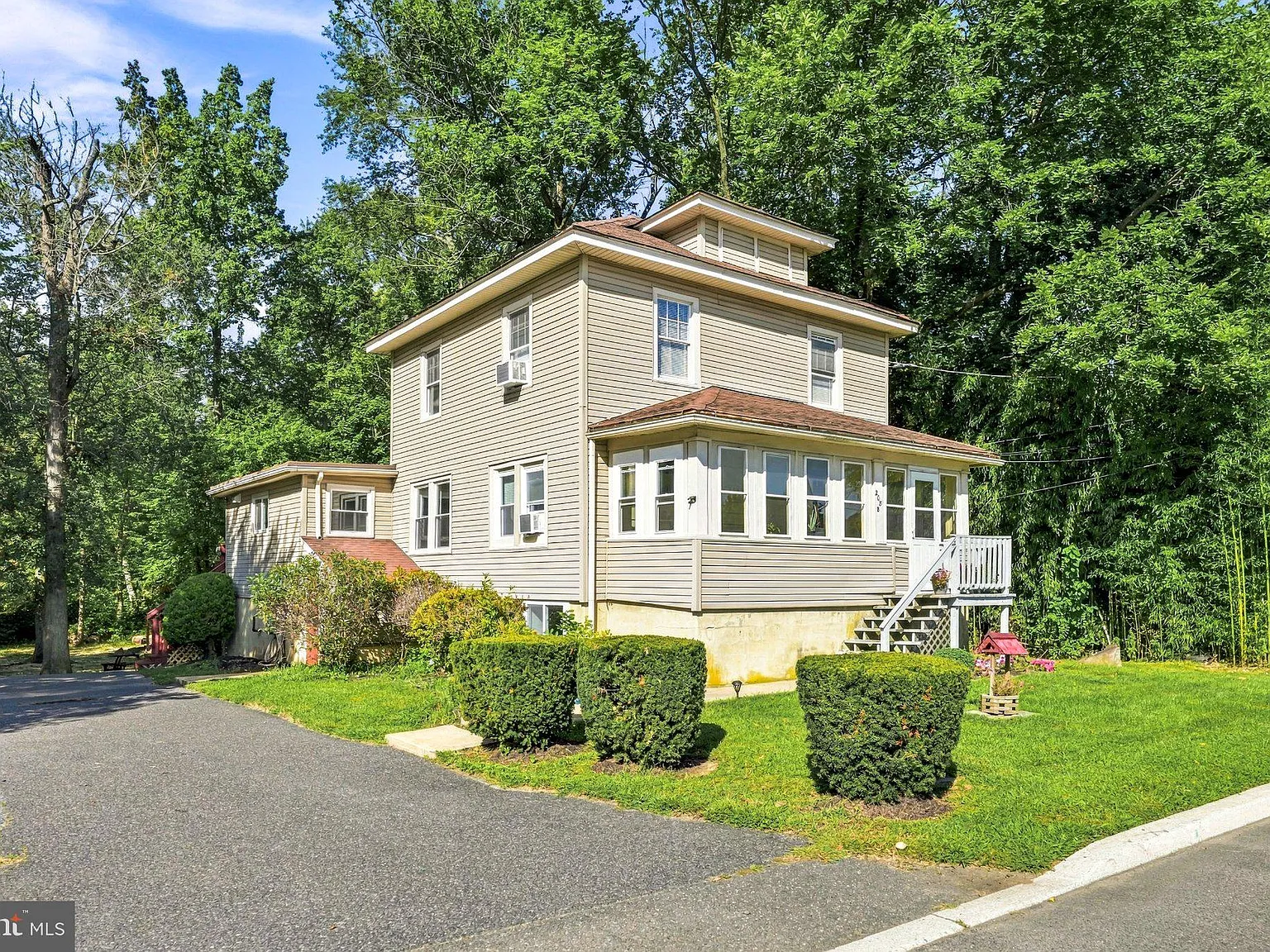 208 Hartford Rd — Photo 1
