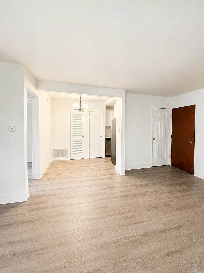 Updated 1 & 2-Bedroom Apartments in Oak Lawn — Photo 4