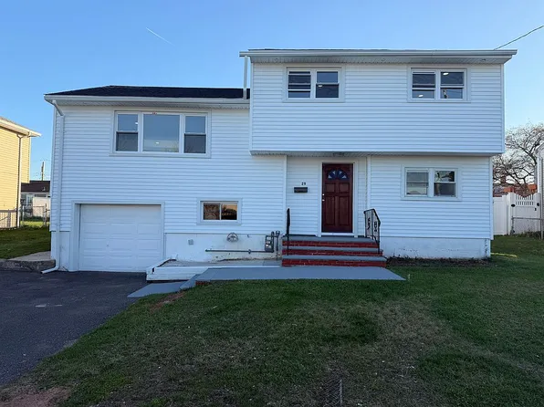 29 Swarthmore Dr, Carteret, NJ 07008