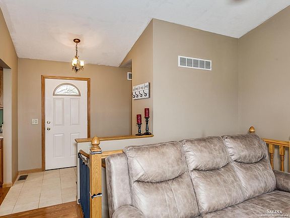 4th image of 1214 Lakeview Dr