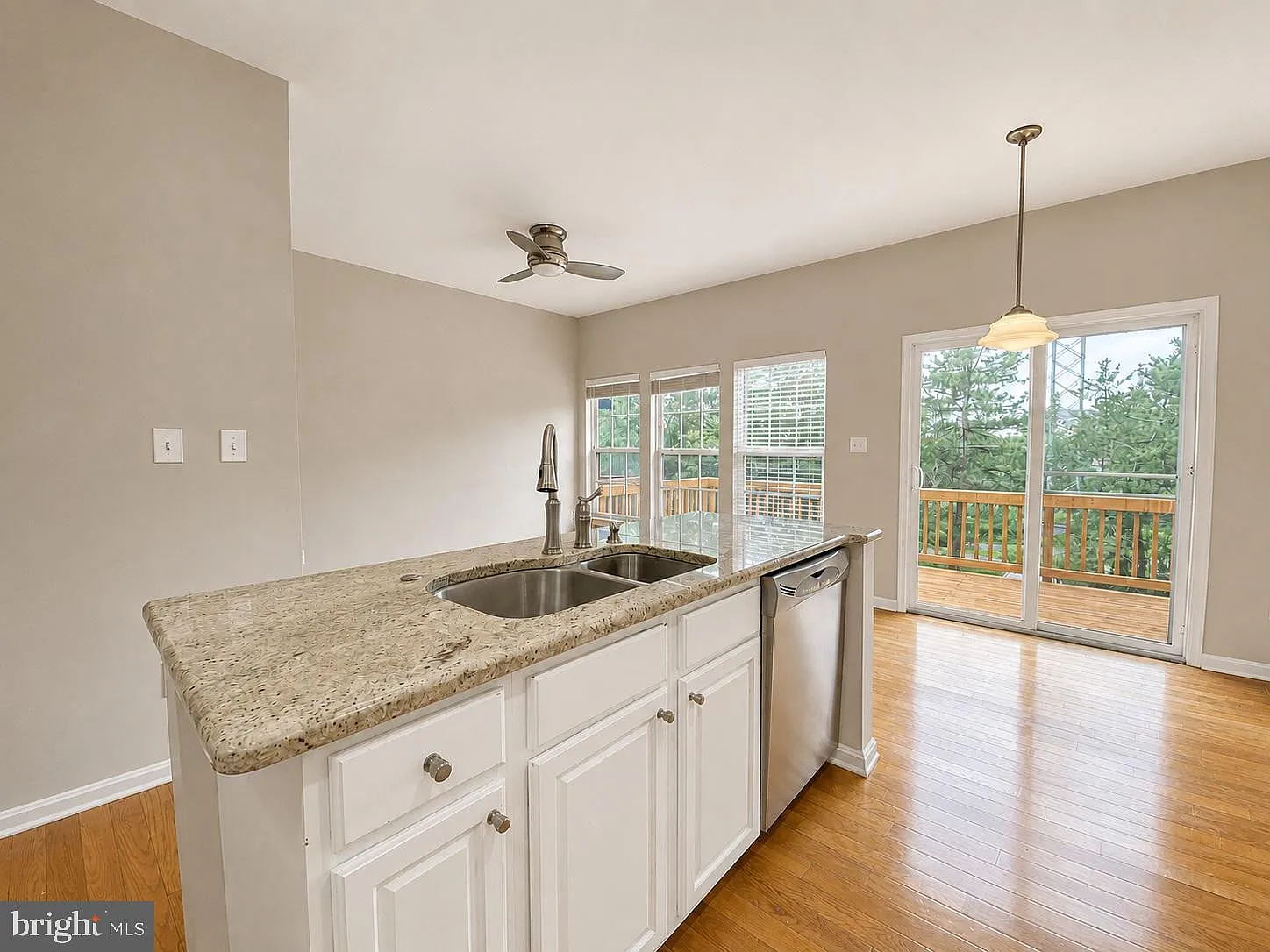 3 bed, 2.5 bath, 1900 sqft, $2,995 — Photo 3