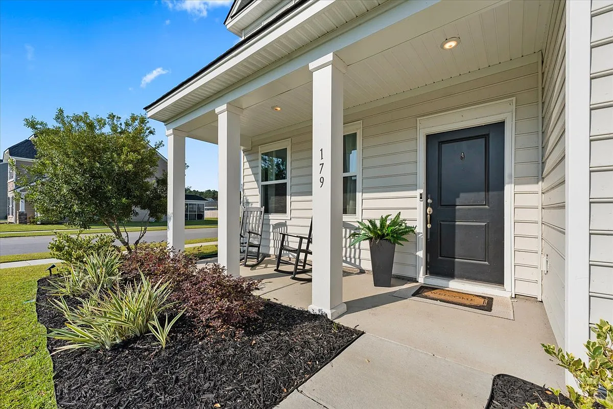 4 bed, 2591 sqft, $2,649 — Photo 3