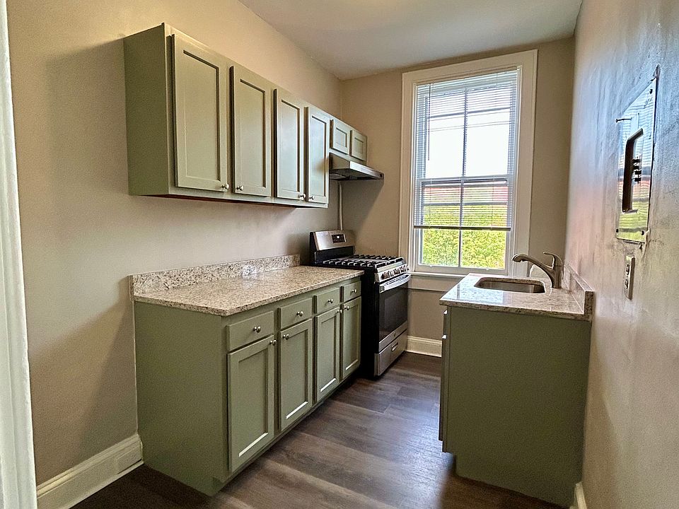 Modern kitchen, granite countertops. (Fridge coming soon!)