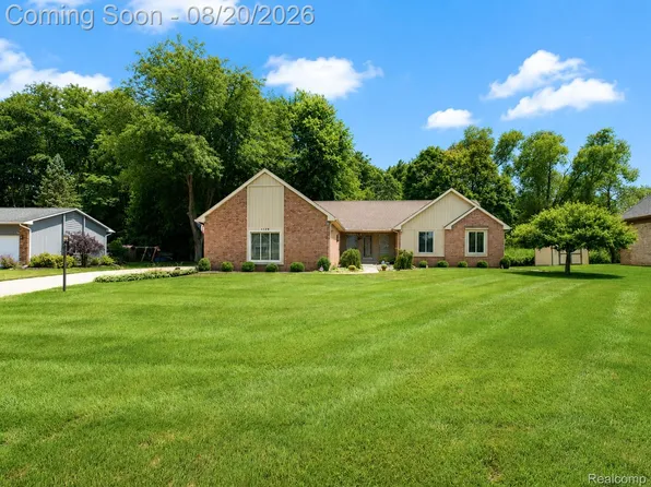 1129 S Lake Valley Dr, Fenton, MI 48430
