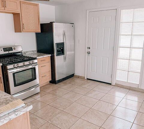 4th image of 916 E 4th Street