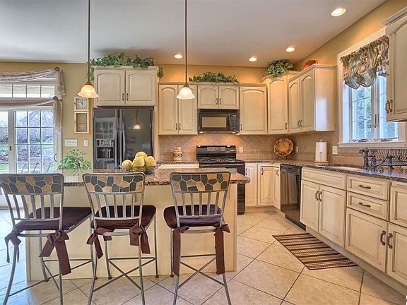 4th image of 100 Pin Oak Dr
