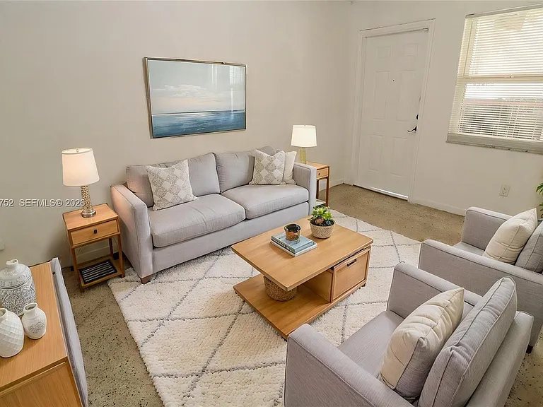 951 SW 7th St #5 — Photo 2