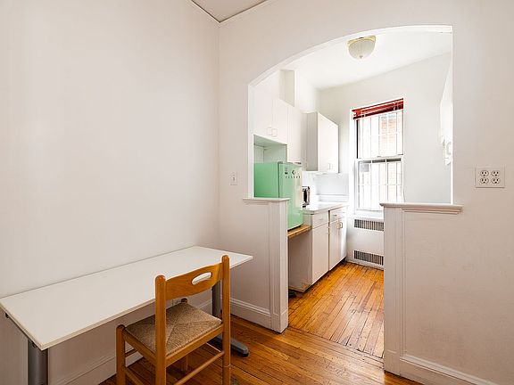 5th image of 25 Minetta Ln APT 1F