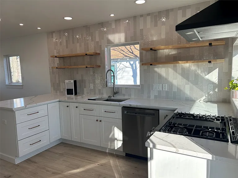 704 S Maryland Ave — Photo 3