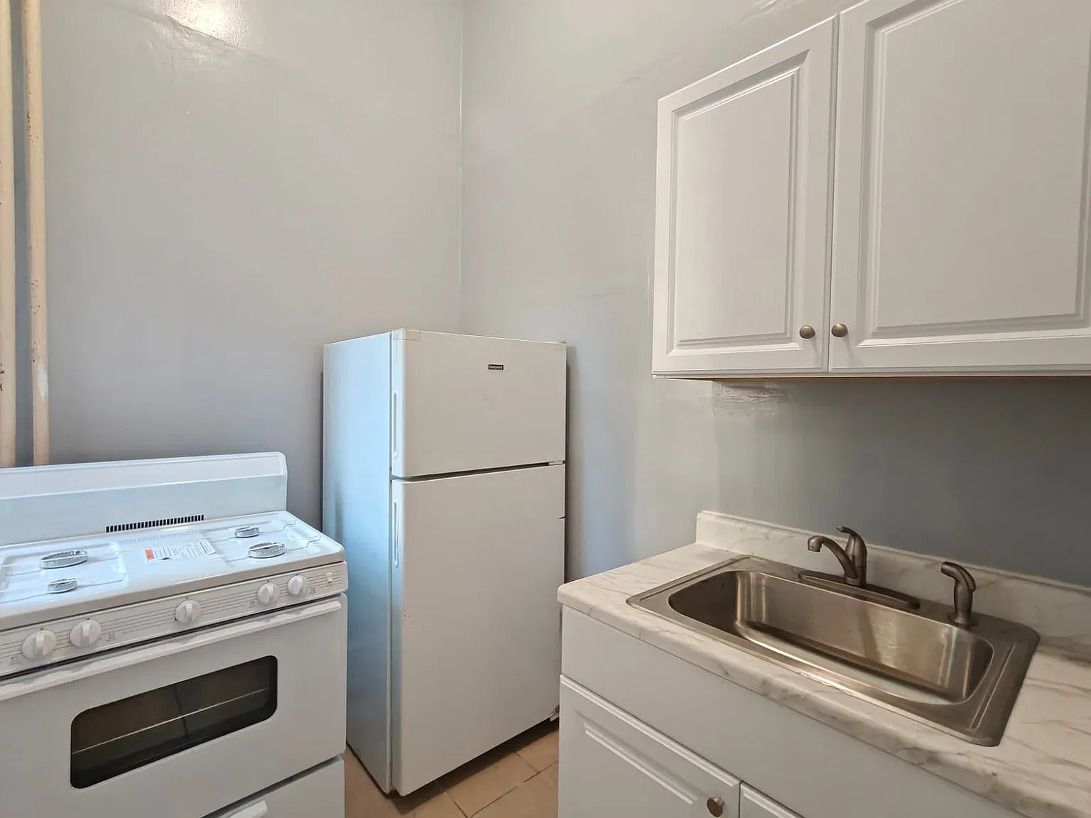 Beautiful 2 Bedroom Available Now! — Photo 3