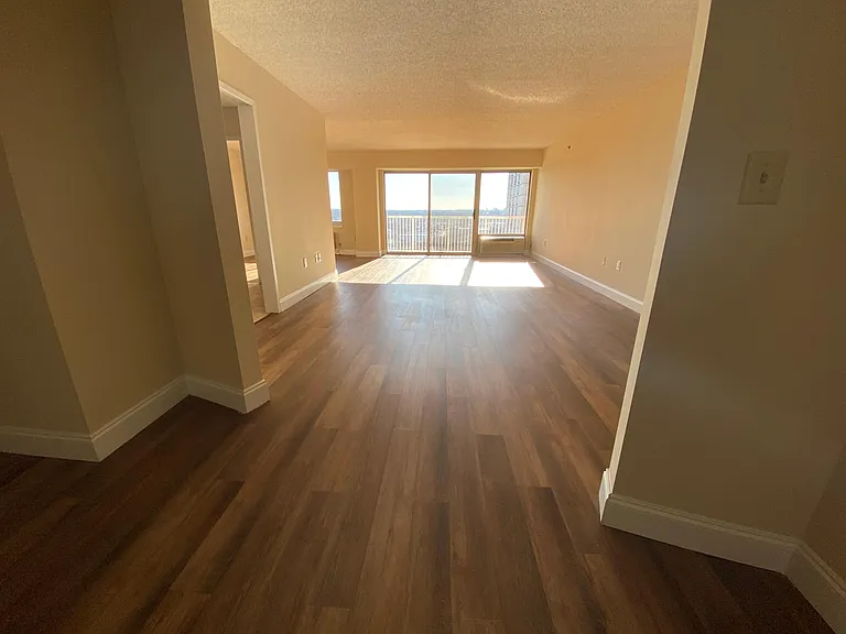 Excelsior II Apartments — Photo 25