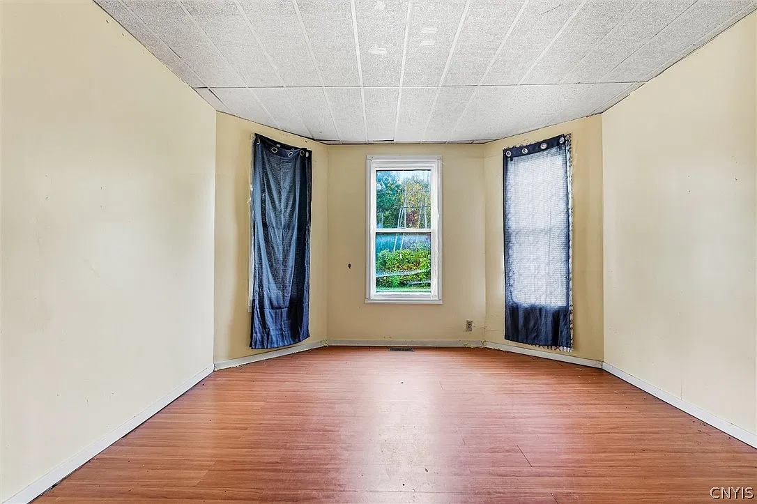 3 bed, 1.0 bath, 817 sqft, $1,400 — Photo 4