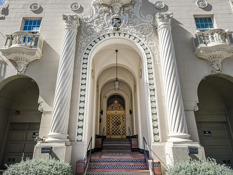 Larkin — Photo 2