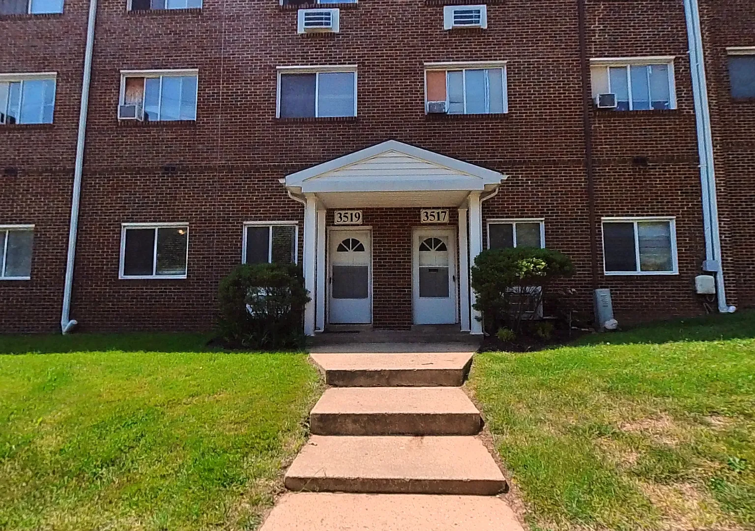 2 bed, 1.5 bath, 1000 sqft, $1,575 — Photo 1