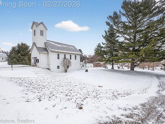 3rd image of 2450 N Lakeshore Rd