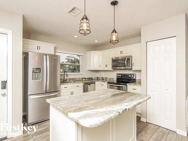1327 Valencia St SE — Photo 5