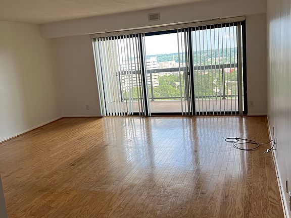 3rd image of 205 Yoakum Pkwy Unit 1620