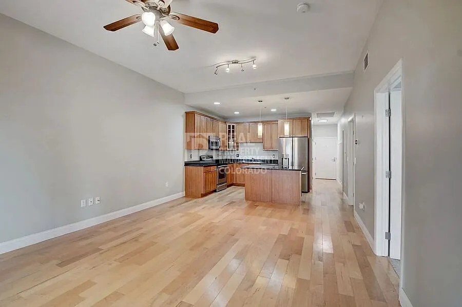 Modern 2-Bedroom Apartment in the Heart of Denver - 1950 N Logan St Apt 302 — Photo 3
