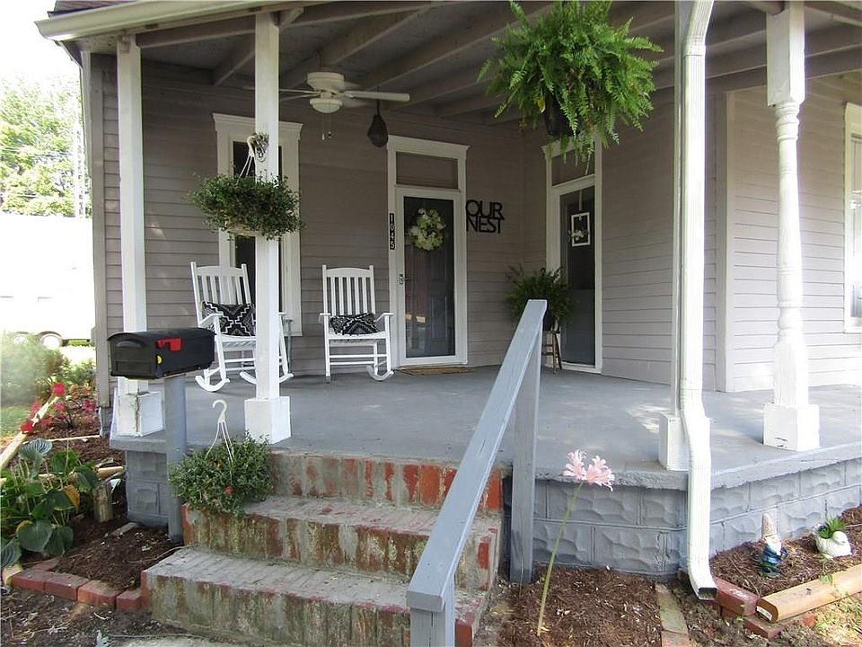 1st image of 1045 W Oak St