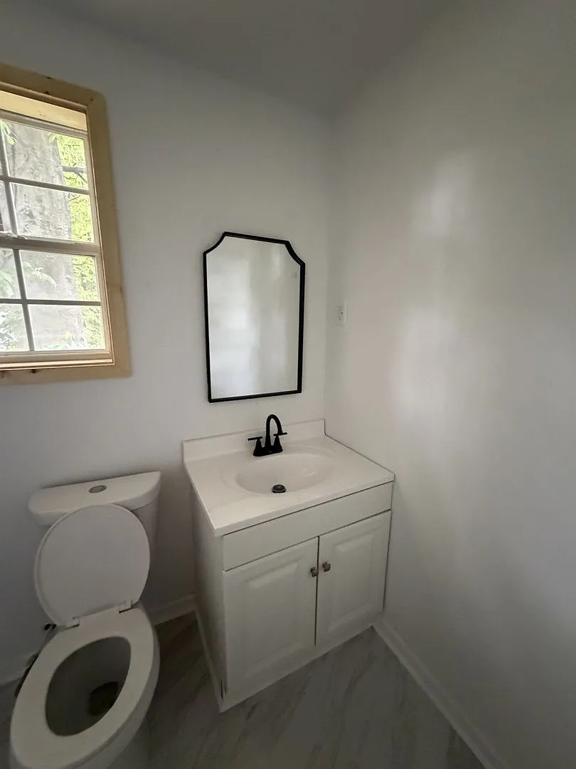 Spacious 3-Bedroom, 2-Bath House Unfurnished — Photo 4