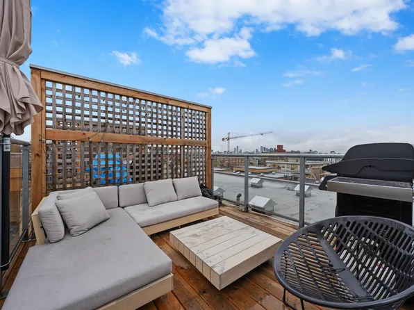2688 Watson St #303, Vancouver, BC V5T 4T6