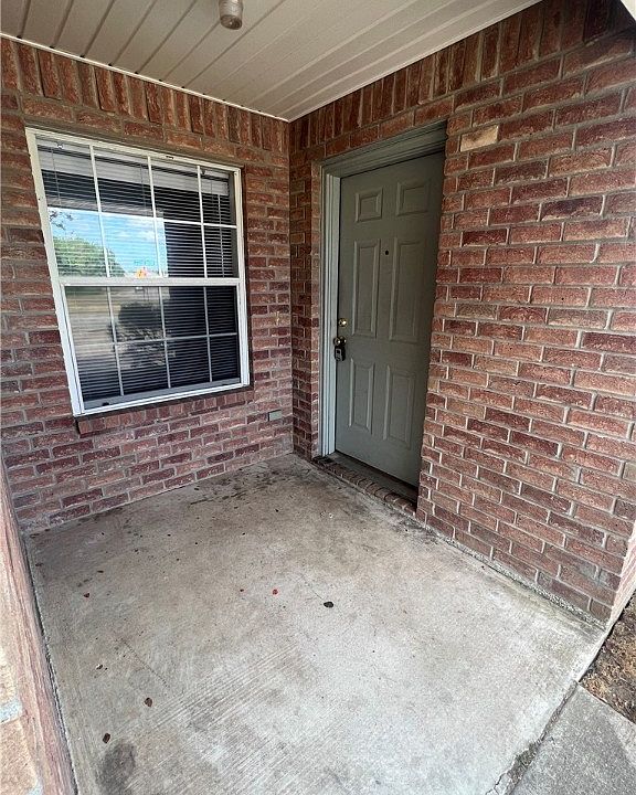 1st image of 1000 Willow Pond Ct