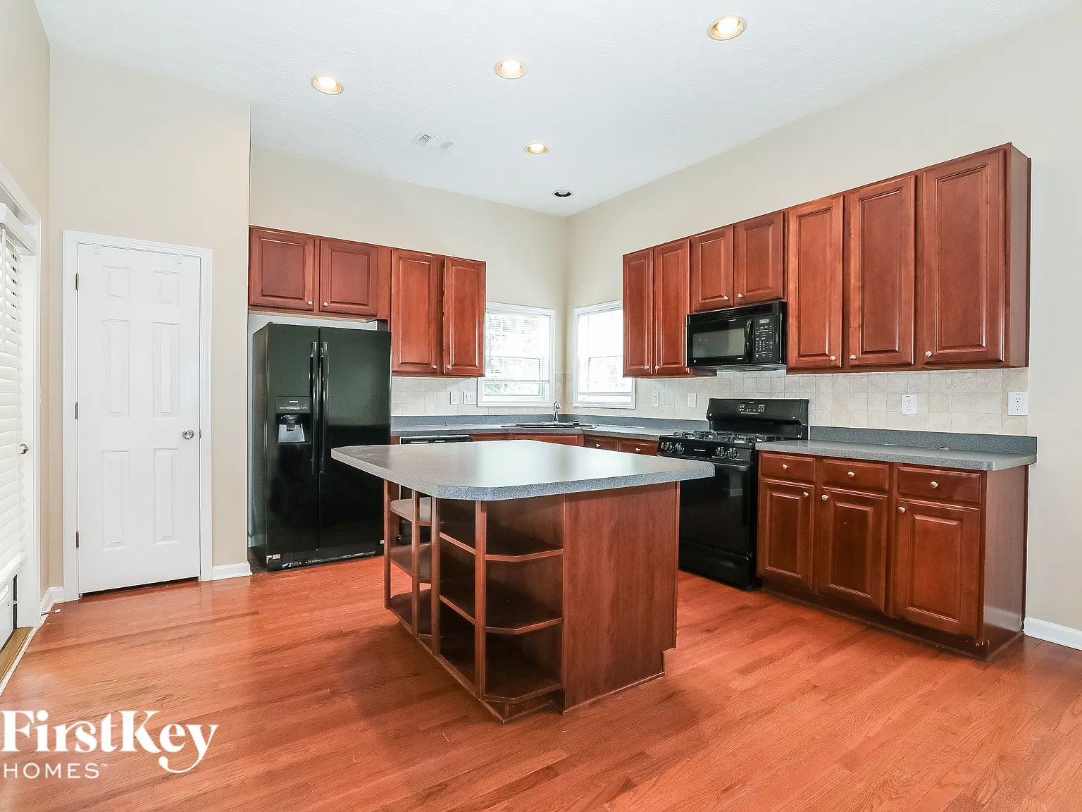 4 bed, 2.0 bath, 2196 sqft, $2,515 — Photo 4