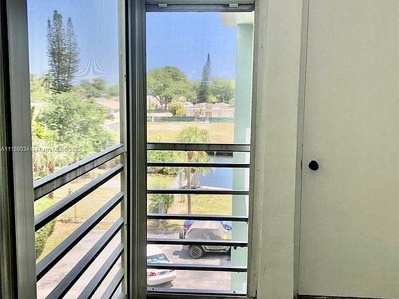 5th image of 2731 Taft St APT 401