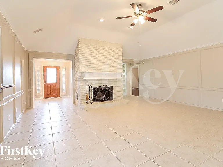 2303 Prestwick Dr — Photo 2