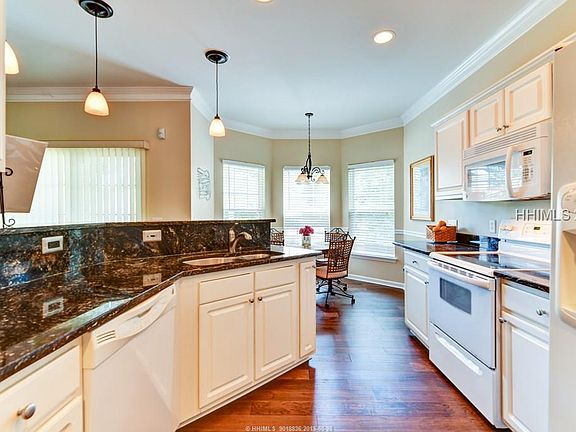 5th image of 36 Victoria Square Dr