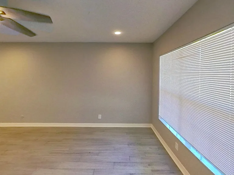 Bay Colony Apartments — Photo 28