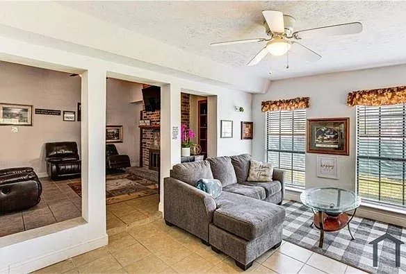 4701 Bayport Dr — Photo 2