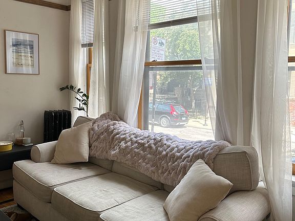 2nd image of 719 W Oakdale Ave