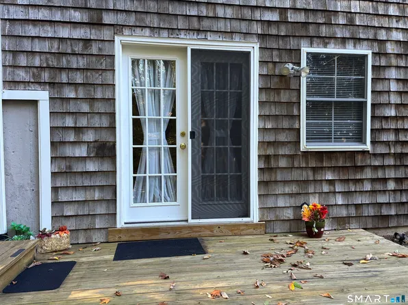 15 Indian Hill Ln, Sandy Hook, CT 06482