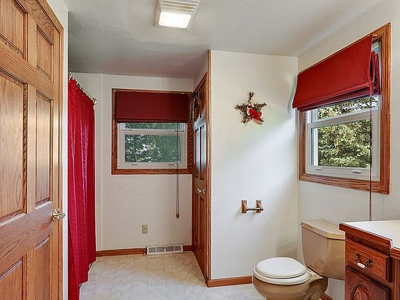 main floor full bath w/ldy