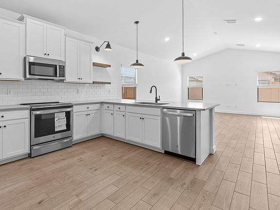 Kitchen with peninsula island