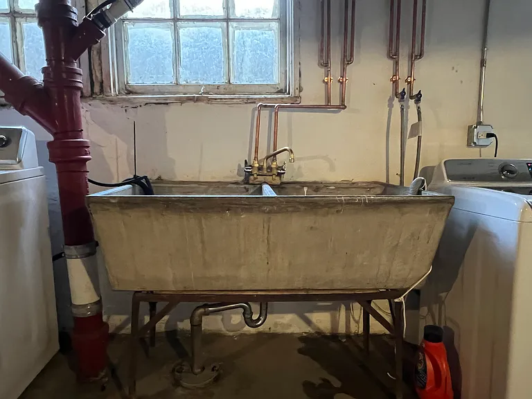 Basement utility sink.
NEW plumbing.