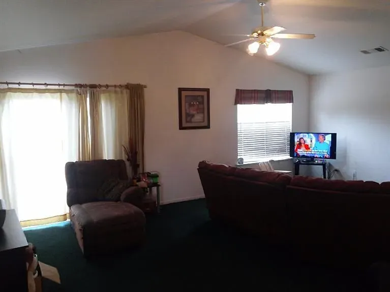 3 bed, 1316 sqft, $2,095 — Photo 3